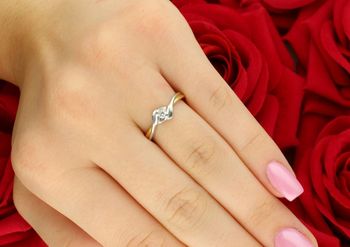 Pierścionek złoty DIAMENT żółte i białe złoto,  jeden diament, przekładany. Złoto i brylanty to wyjątkowe połączenie, które kobiety wprost uwielbiają. Pierścionek ofiarowany ukochanej kobiecie 2.jpg